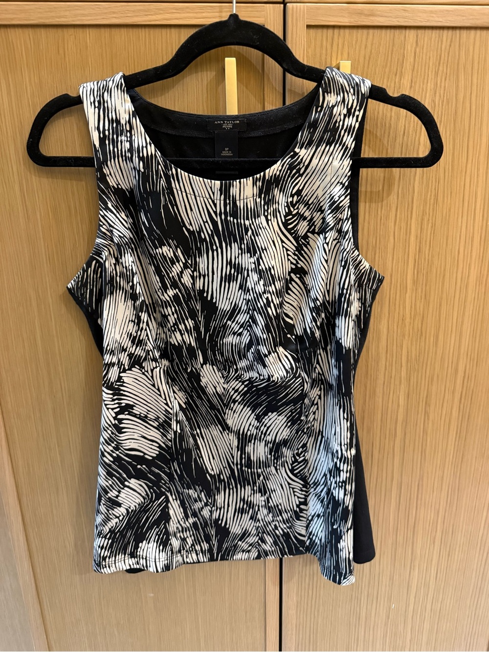 Ann Taylor Black & White Abstract Sleeveless Shell